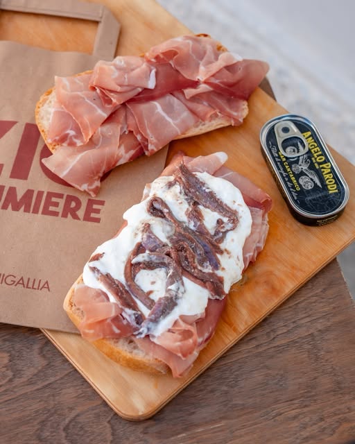 Tagliere con prosciutto crudo, stracciatella e alici