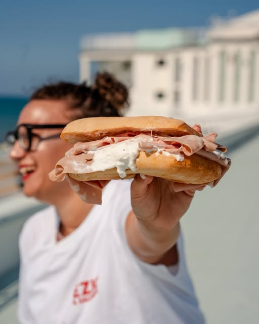 Panino di Ezio il Salumiere gustato sulla rotonda a mare di Senigallia