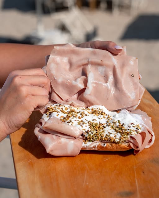 Panino con mortadella e pistacchio