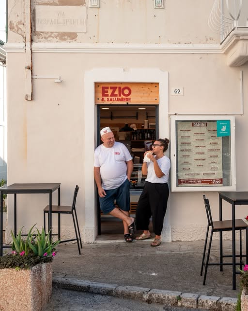 Ingresso della salumeria Ezio il Salumiere